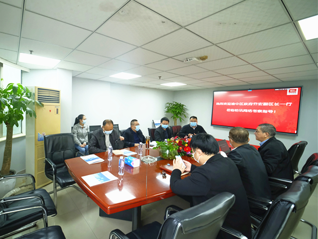 渝中區(qū)喬宏副區(qū)長(cháng)一(yī)行(xíng)莅臨公司考察指導(圖1)